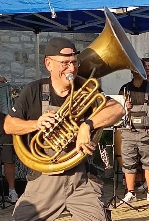 Musiker mit Tuba bei einem Sommerfest