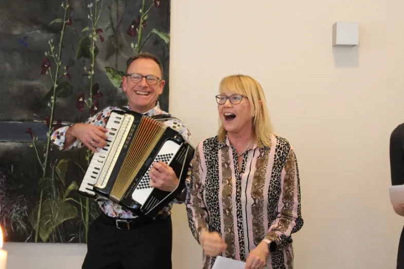 Zwei Gäste singen, einer spielt Akkordeon
