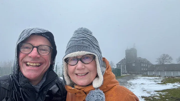 Barbara und Bernd bei einem Winterausflug, dick eingepackt im Nebel