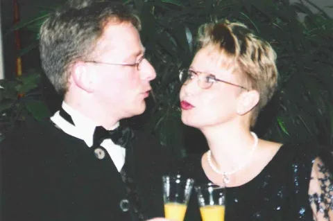 Barbara und Bernd in festlicher Kleidung, Barbara trägt eine Perlenkette