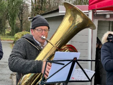 Bernd spielt Tuba bei einem Auftritt im Freien