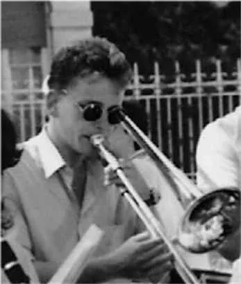 Altes Foto: ein junger Posaunenspieler mit Sonnenbrille